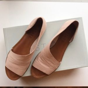 1. State 1s- celvin sandals